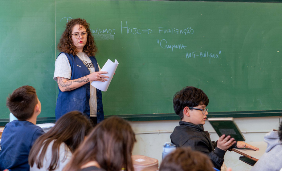 Paraná amplia convocação de professores com 1.100 novas vagas em concurso público