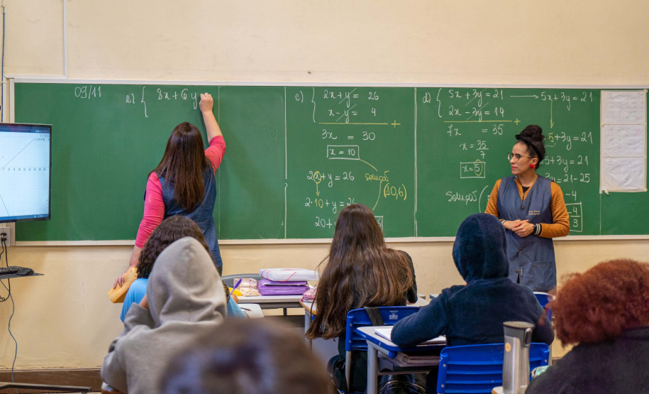Paraná amplia convocação de professores com 1.100 novas vagas em concurso público