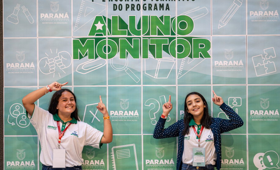 Aluno Monitor: entrega de celulares e protagonismo estudantil marcam abertura de evento em Foz do Iguaçu