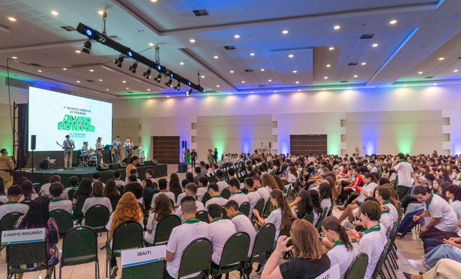 Aluno Monitor: entrega de celulares e protagonismo estudantil marcam abertura de evento em Foz do Iguaçu