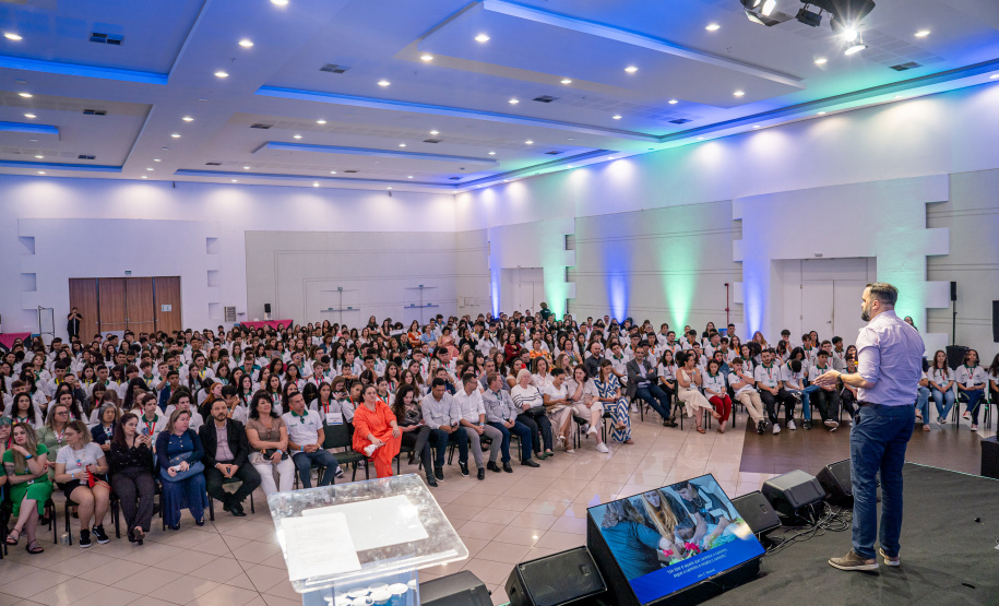 Aluno Monitor: entrega de celulares e protagonismo estudantil marcam abertura de evento em Foz do Iguaçu