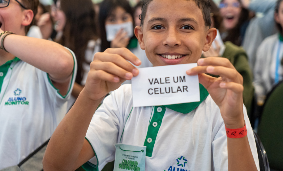 Aluno Monitor: entrega de celulares e protagonismo estudantil marcam abertura de evento em Foz do Iguaçu