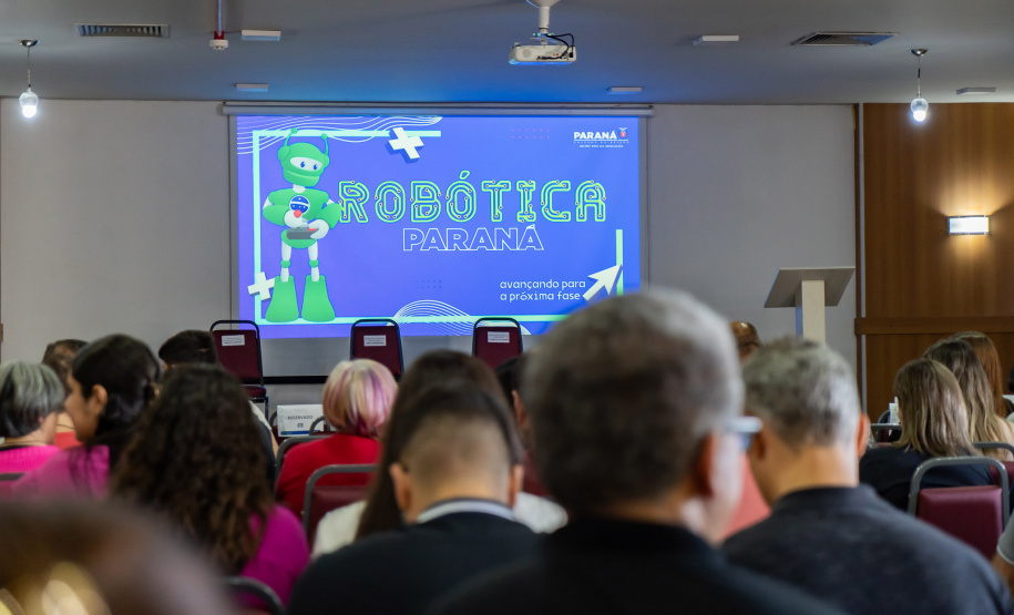Seminário reúne 200 professores de robótica para encerramento da jornada educacional de 2024