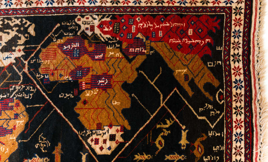 MON realiza exposição de tapetes afegãos