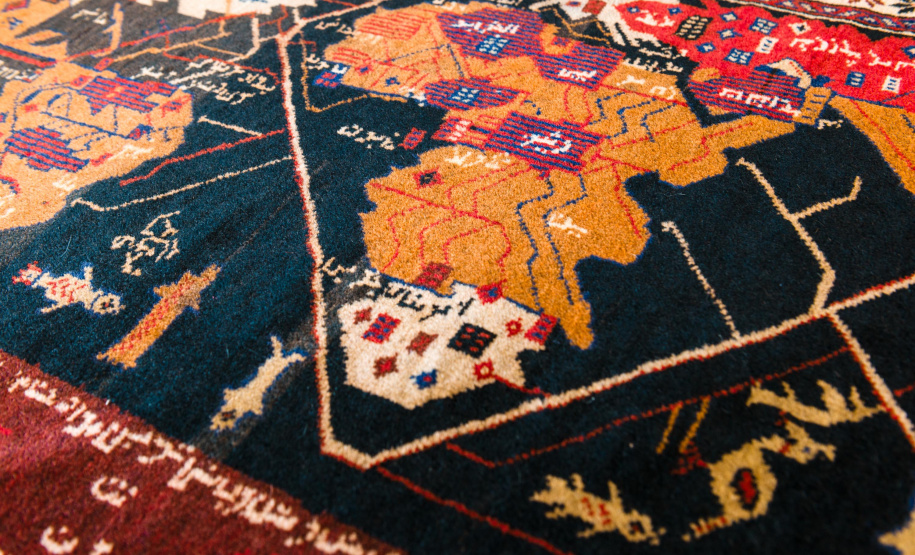 MON realiza exposição de tapetes afegãos