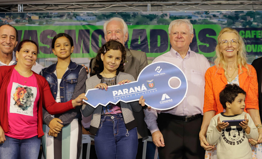 532 famílias de Cafelândia e Nova Aurora recebem as chaves da casa própria