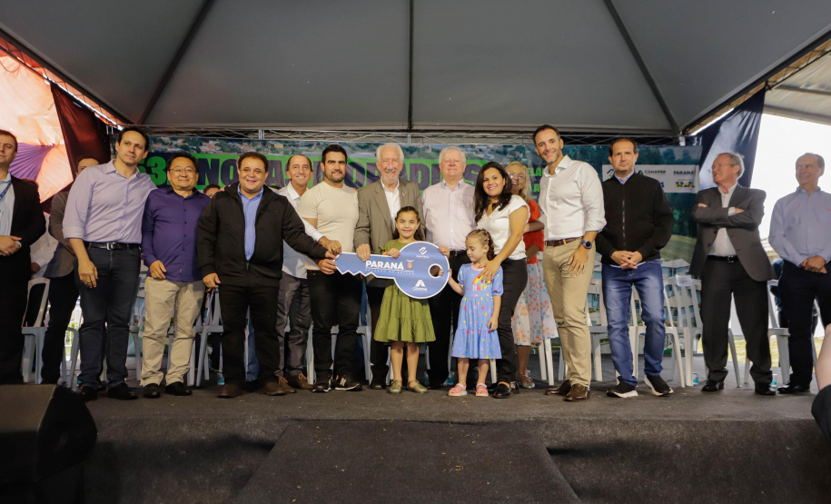 532 famílias de Cafelândia e Nova Aurora recebem as chaves da casa própria