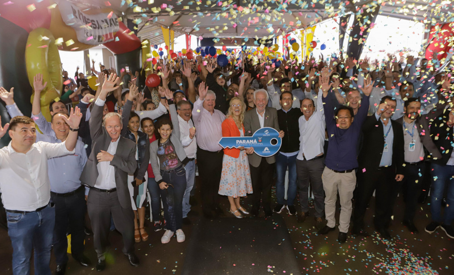 532 famílias de Cafelândia e Nova Aurora recebem as chaves da casa própria