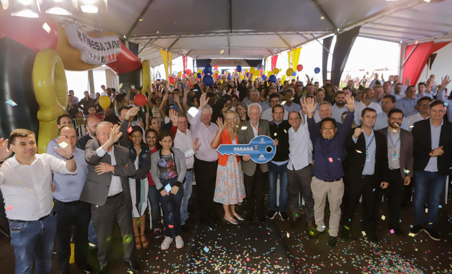 532 famílias de Cafelândia e Nova Aurora recebem as chaves da casa própria