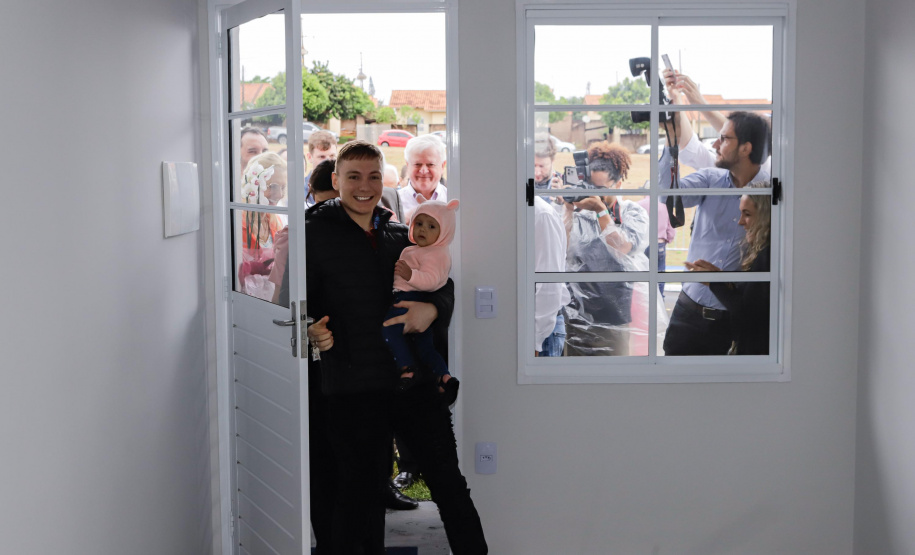 532 famílias de Cafelândia e Nova Aurora recebem as chaves da casa própria