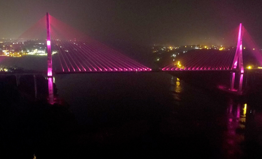 Ponte da Integração Brasil – Paraguai é iluminada na cor rosa durante o mês de outubro