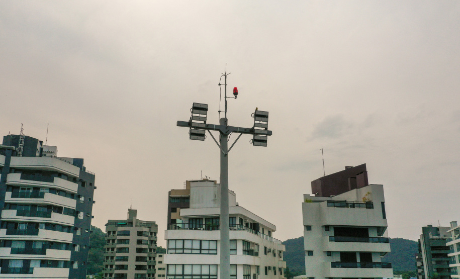Governo do Estado começa a ligar os 145 superpostes da nova orla de Matinhos