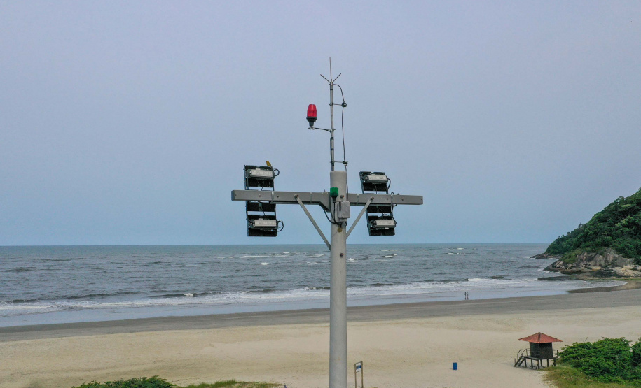 Governo do Estado começa a ligar os 145 superpostes da nova orla de Matinhos