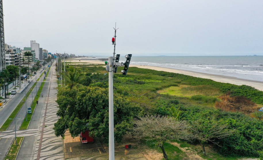 Governo do Estado começa a ligar os 145 superpostes da nova orla de Matinhos