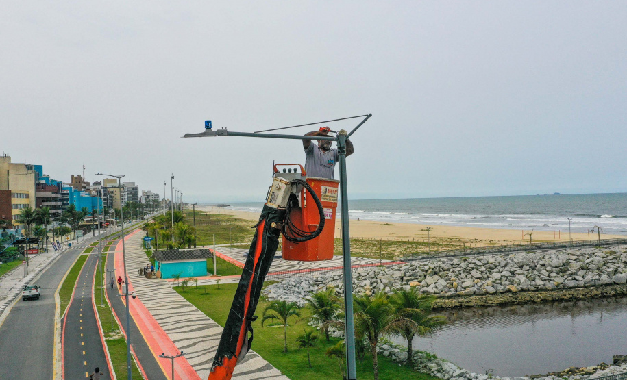 Governo do Estado começa a ligar os 145 superpostes da nova orla de Matinhos