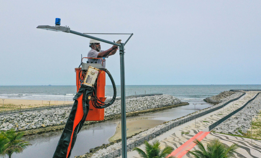 Governo do Estado começa a ligar os 145 superpostes da nova orla de Matinhos