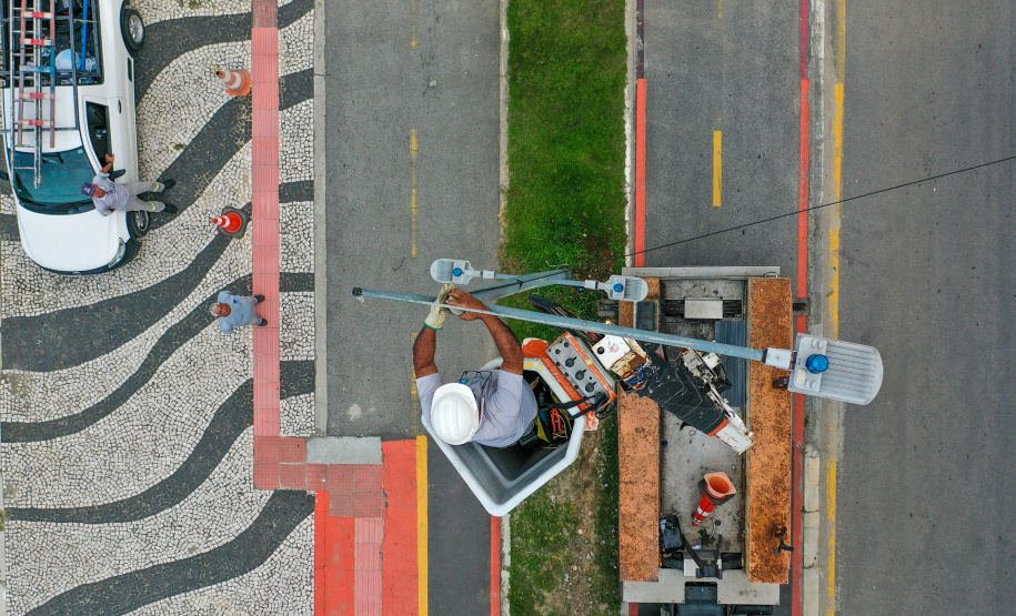 Governo do Estado começa a ligar os 145 superpostes da nova orla de Matinhos