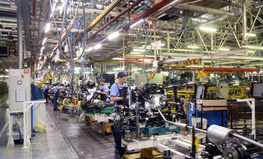 Indústria paranaense cresceu 5,3% em 12 meses, mais do que o dobro da média nacional