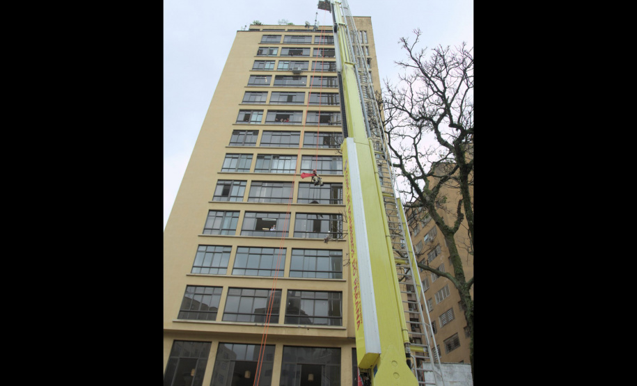 Simulação de resgate do Corpo de Bombeiros movimenta a Boca Maldita