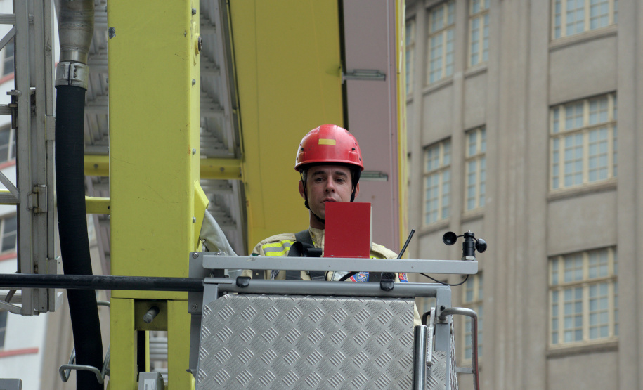 Simulação de resgate do Corpo de Bombeiros movimenta a Boca Maldita