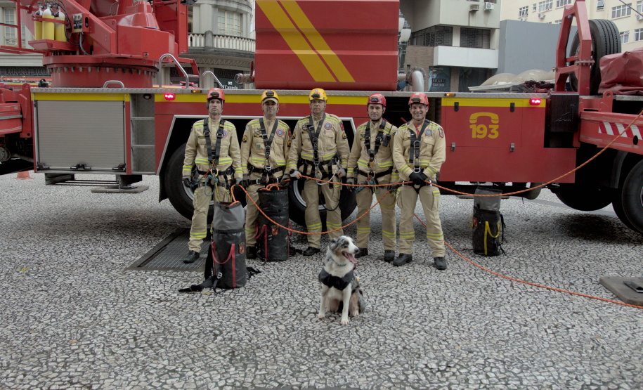 Simulação de resgate do Corpo de Bombeiros movimenta a Boca Maldita
