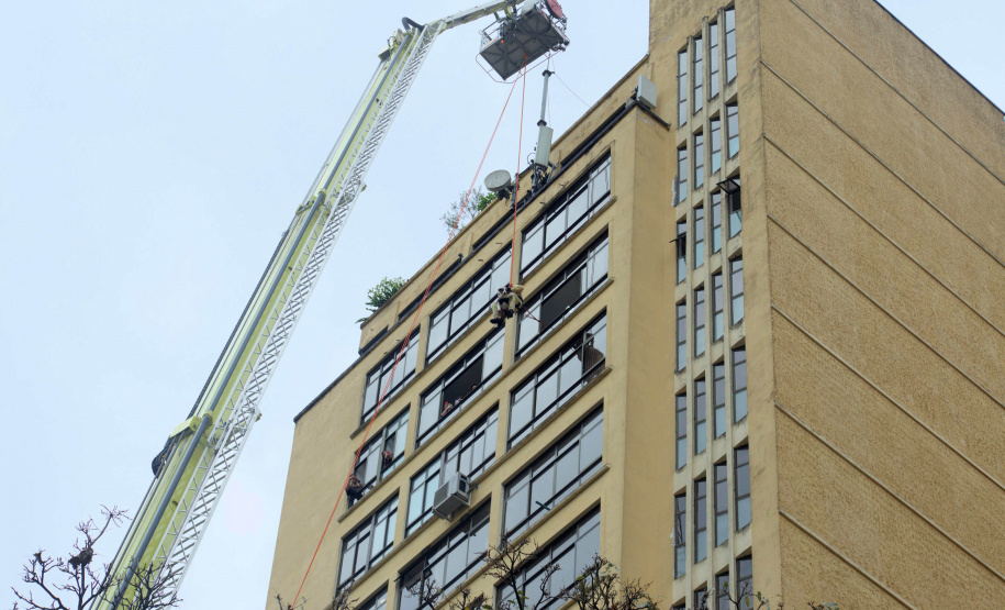 Simulação de resgate do Corpo de Bombeiros movimenta a Boca Maldita
