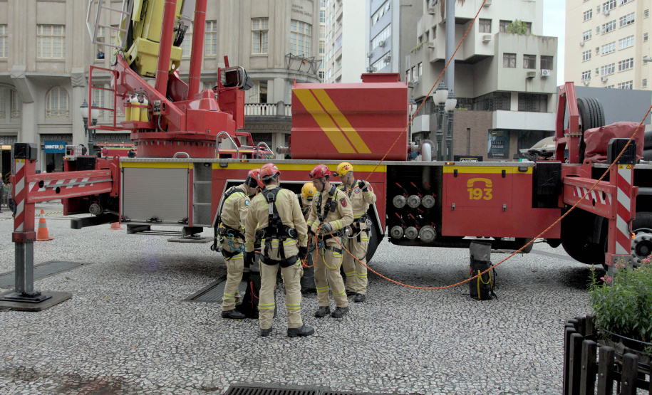 Simulação de resgate do Corpo de Bombeiros movimenta a Boca Maldita