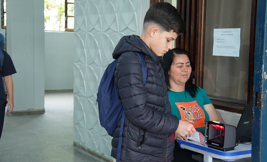 Tecnologia desenvolvida por estudantes de Paranaguá reduz atrasos e faltas escolares