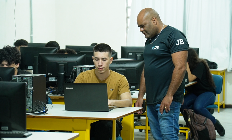 Tecnologia desenvolvida por estudantes de Paranaguá reduz atrasos e faltas escolares