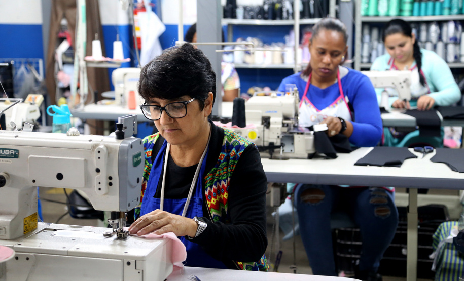 Indústria paranaense cresceu 5,3% em 12 meses, mais do que o dobro da média nacional