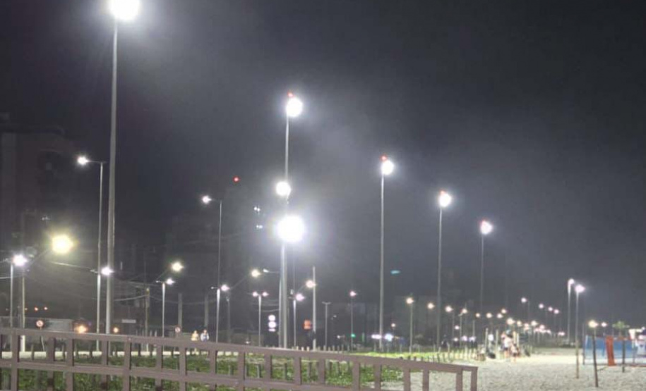 Governo do Estado começa a ligar os 145 superpostes da nova orla de Matinhos