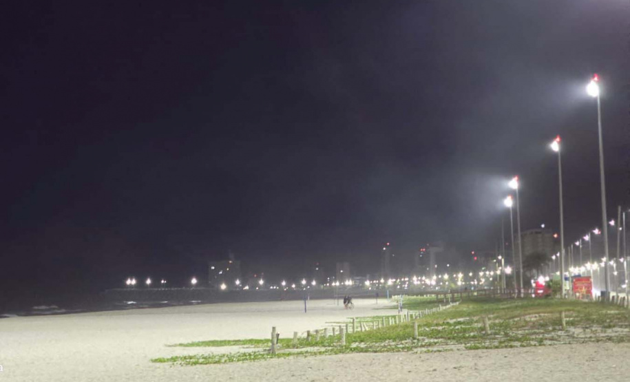 Governo do Estado começa a ligar os 145 superpostes da nova orla de Matinhos