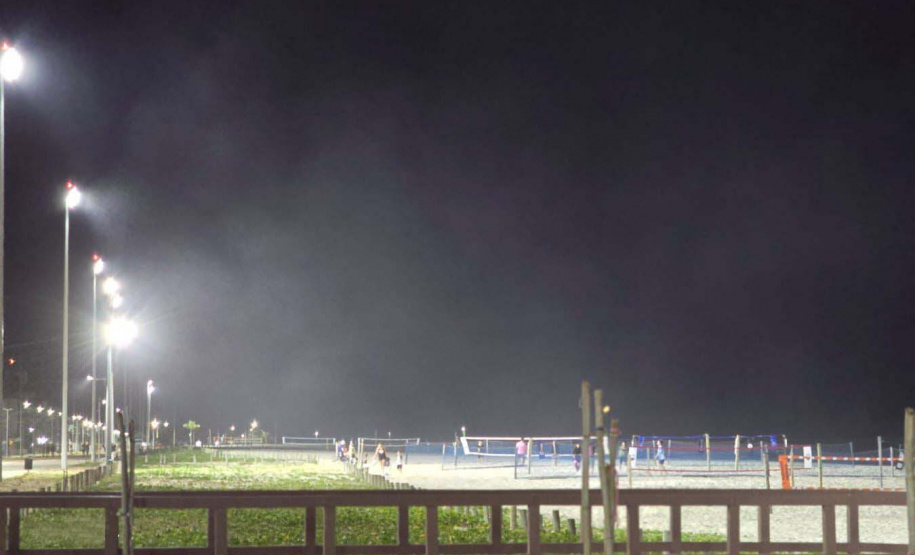 Governo do Estado começa a ligar os 145 superpostes da nova orla de Matinhos