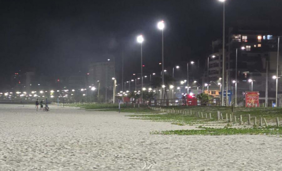 Governo do Estado começa a ligar os 145 superpostes da nova orla de Matinhos