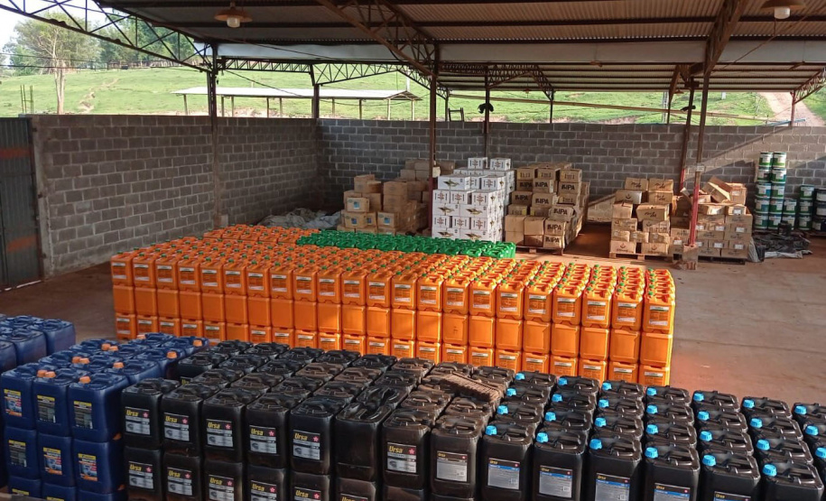 PCPR apreende 946 galões de óleo lubrificante falsificado em Umuarama