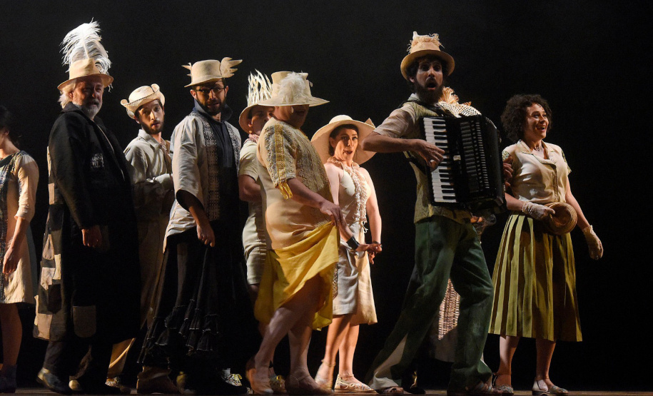 60 anos: livro que traz história e legado do Teatro de Comédia do Paraná será lançado na segunda