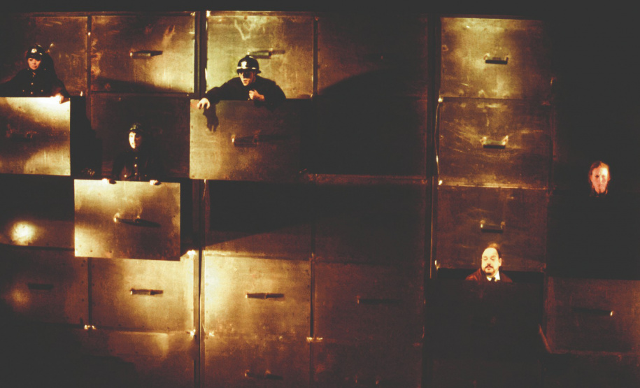 60 anos: livro que traz história e legado do Teatro de Comédia do Paraná será lançado na segunda