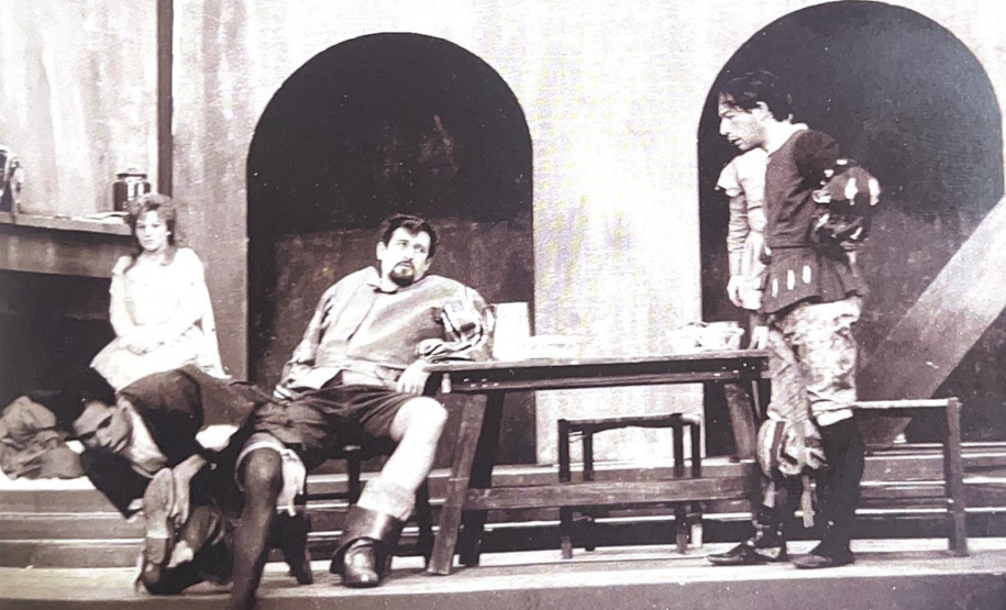 60 anos: livro que traz história e legado do Teatro de Comédia do Paraná será lançado na segunda