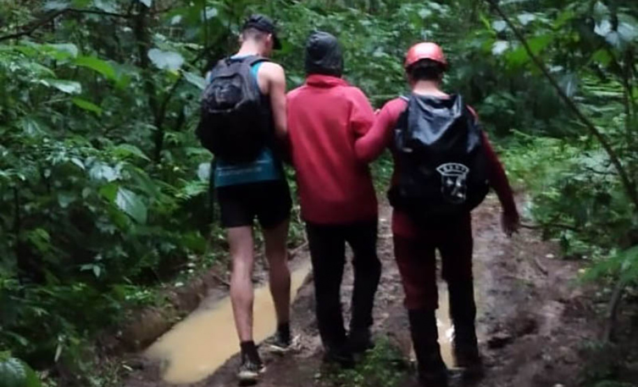 CBMPR encontra jovens que estavam perdidos em trilha de Campina Grande do Sul