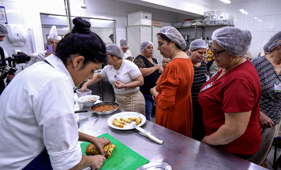 Merendeiras do Paraná têm aula com Manu Buffara