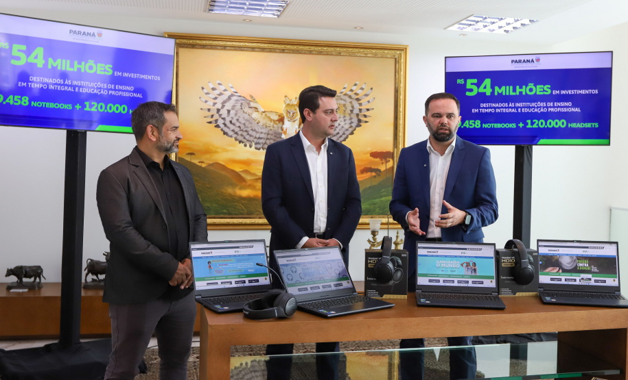 GOV ENTREGA NOTEBOOKS