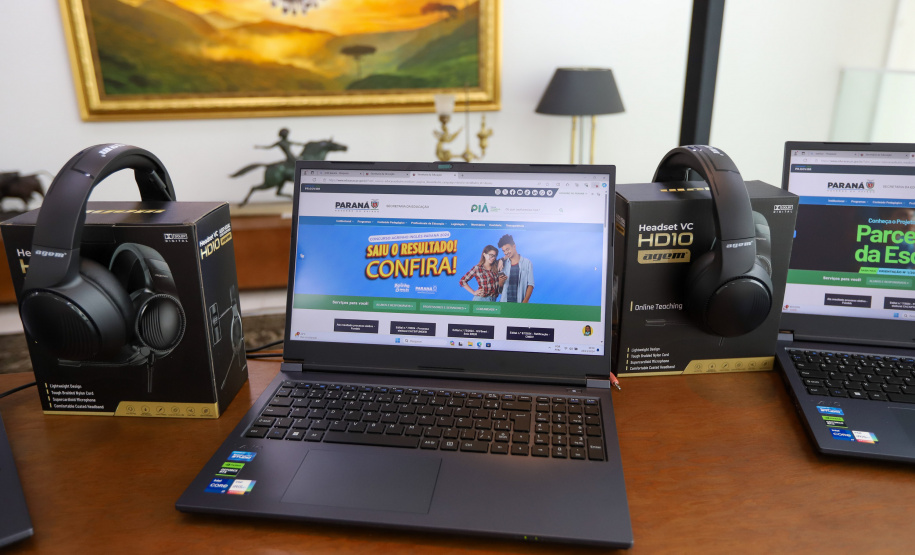 GOV ENTREGA NOTEBOOKS