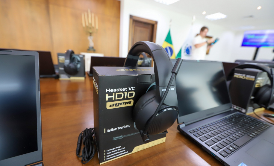 GOV ENTREGA NOTEBOOKS