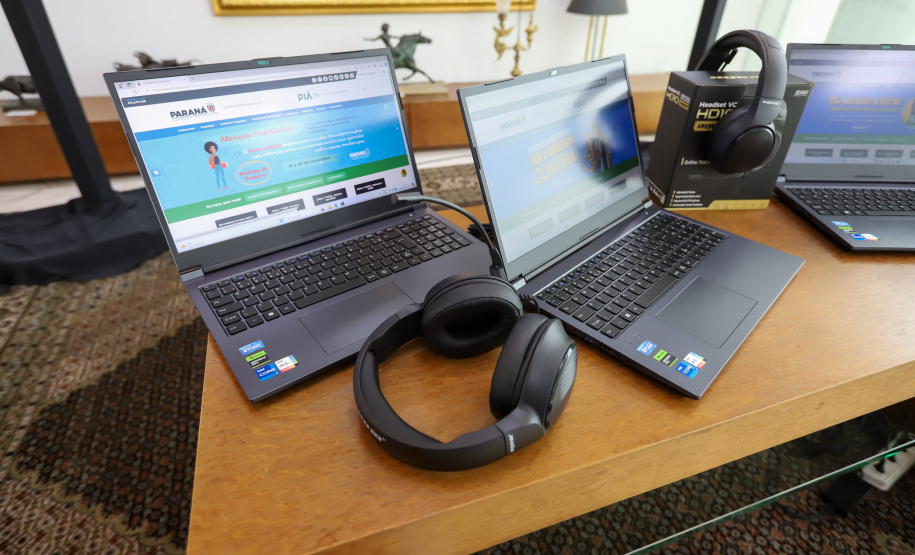 GOV ENTREGA NOTEBOOKS