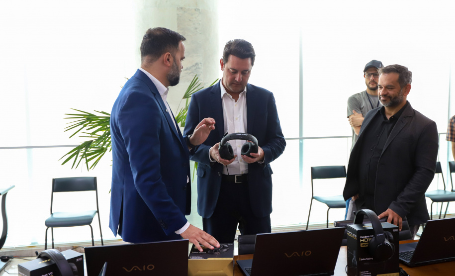 GOV ENTREGA NOTEBOOKS