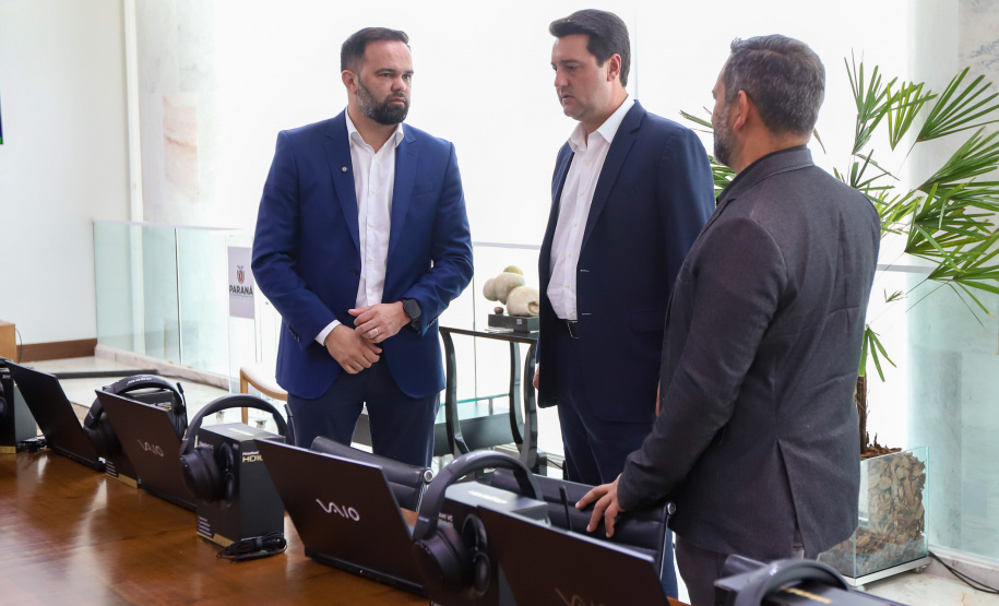 GOV ENTREGA NOTEBOOKS