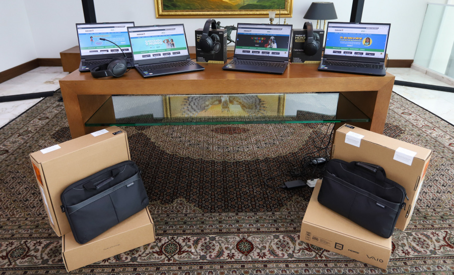 GOV ENTREGA NOTEBOOKS