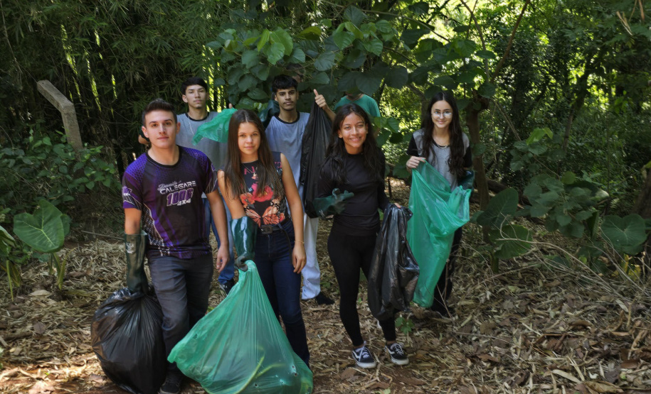 Jovens participam de ação de proteção da nascente do São Lourenço