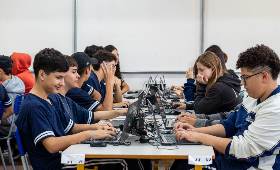 Olimpíada de Inteligência Artificial: Governo do Paraná vai apoiar estudantes em competição global de IA