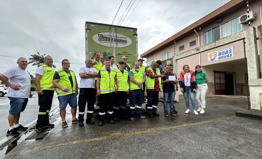 Cestas básicas arrecadadas na Corrida do Porto são distribuídas em Paranaguá